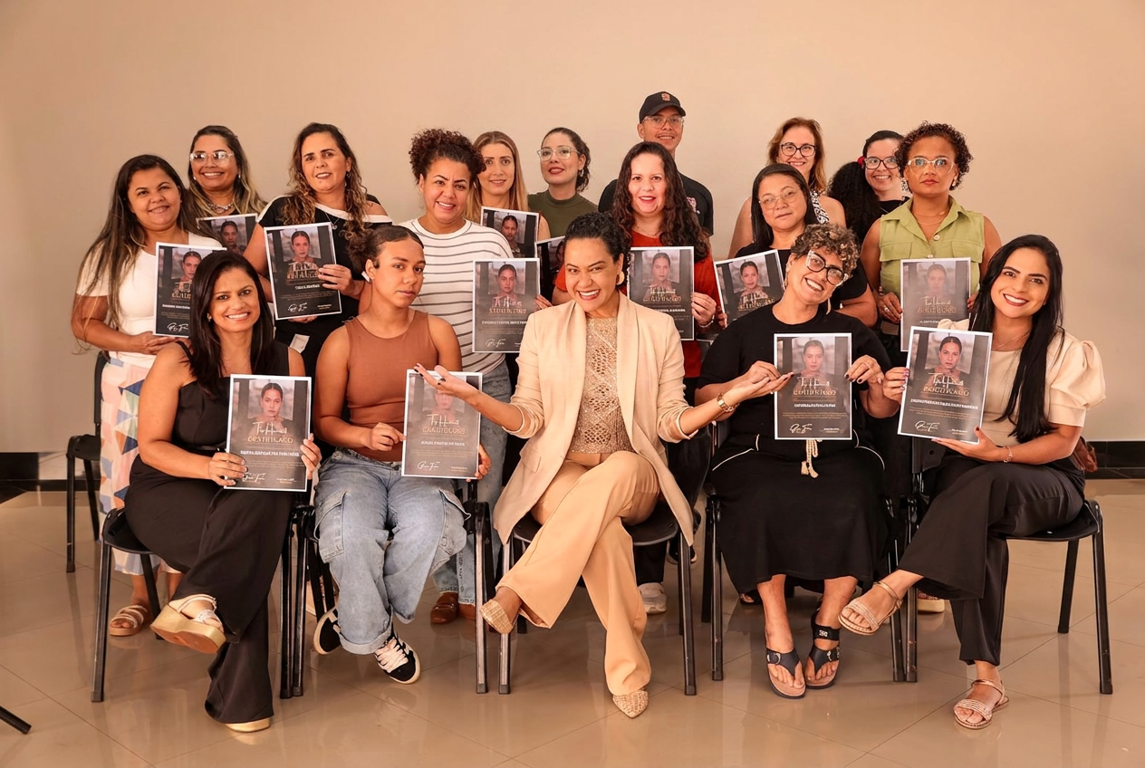 Grazi Faria ao lado das alunas em curso presencial de cortes